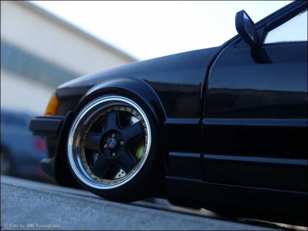 1:18 Ford Escort XR3i Black Edition Diecast